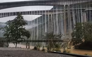 暴雨过后高速桥变“瀑布桥” 积水飞泻蔚为壮观