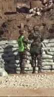 新兵投弹失手指导员3秒救人 瞬间将其扑倒 紧紧护在身下！
