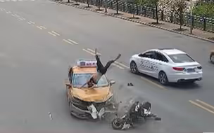 摩托车被撞飞空中翻转720度，最后他还担了全责