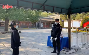 防疫屏障不可轻！正值红叶观赏期，香山公园管控加强