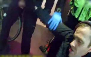 英国一笨贼偷完东西躺在酒吧呼呼大睡 警察赶到后将其叫醒带走