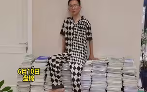 孩子高考结束，母亲整理所累积资料占据半边墙。母亲:希望付出有所回报