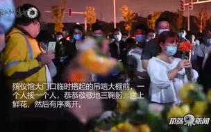 现场直击 | 长沙市民殡仪馆雨夜悼念袁隆平