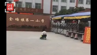 网传广东一学生因迟到被拒门外后下跪 老师：假的 已报警