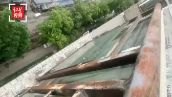 高楼阳台玻璃破裂 房主担心坠落伤人求助消防拆除