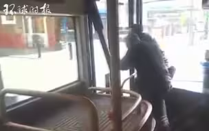 “我是非洲人！你杀不了我！” 勇敢乘客空手夺刀吓跑歹徒