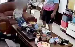 言传身教！孩子找不到东西对长辈乱发脾气，爸爸看到立刻给孩子上了严肃的一课