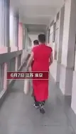 高三男班主任穿旗袍给学生送考加油：学生给买的 考前承诺同学们