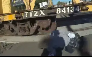 惊险！男子轮椅被卡火车轨道无法动弹，警察飞奔将其拽下瞬间火车驶过