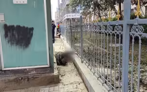 男子变电箱旁如厕不慎遭电击倒地 现场不断抽搐呻吟