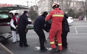 老人落水仅靠木棍漂浮水面，视频直击生死救援
