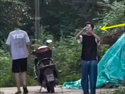 女子穿JK制服路边拍照，遭2男生偷拍嘲讽还直播，其家长拒绝沟通