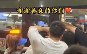 女童手卡地铁列车门缝 一瞬间10多只手伸向地铁门…