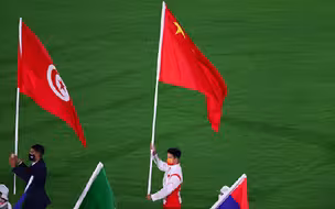 实拍！中国代表团旗手苏炳添亮相奥运闭幕式：高举五星红旗 昂首阔步