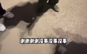 农民工做核酸 不会使用二维码手足无措 00后小伙发现后互动太暖心