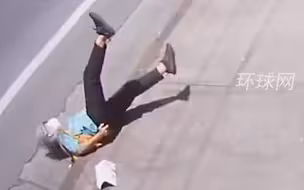 美亚裔老妇行走中遭白人男子猛烈肘击：摔出人行道，头径直撞地