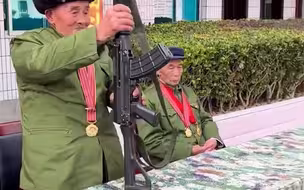 “祖国和人民由你们来保卫！”抗美援朝老兵重返军营为新兵授枪。