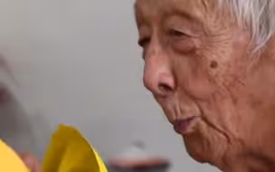 致敬燃灯者！93岁教师说希望最后一口气留在讲台