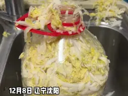 妈妈用矿泉水瓶腌酸菜，女儿回家一开瓶，直接“炸”得满厨房都是。