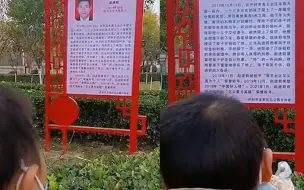 男孩公园看到英雄爸爸照片 哭喊着要把照片带回家 背后故事令人心疼