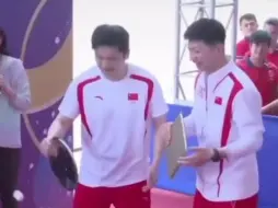 马龙樊振东用锅盖托盘与香港青少年切磋球技 开启“炫技模式”！