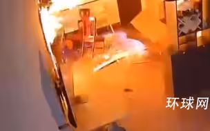 遭遇煤气爆燃后忍痛抱回儿子的妈妈，事故后首次与孩子团聚相拥落泪