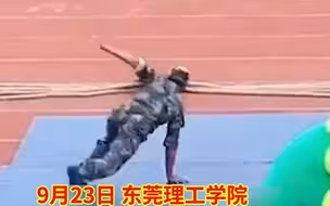 高校军训，拔河比赛前教官表演街舞，燃爆全场！网友：没点才艺不敢当教官！