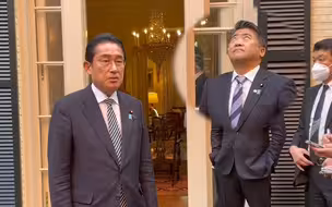 岸田文雄大谈赴美“拜码头”成果 身后高官插兜提裤百无聊赖