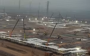 石家庄集中隔离点加紧建设中 工人24小时抢建 零下10度露天吃饭
