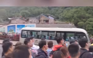 大排长队无法下山，游客心情焦虑，景区回应游客滞留太白山 ：山区发生落石导致交通堵塞，已把游客送下山