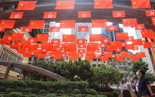 庆香港回归25周年！街头巷尾“换新装”，满城一片“中国红”