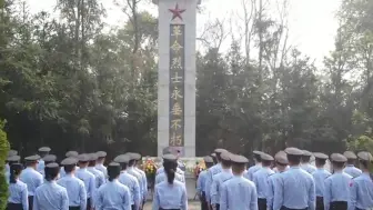 云南边境线上悼念英烈 德宏边境管理支队50名民警前往烈士陵园祭扫