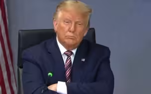 与官员开会讨论应对飓风 特朗普听着听着眼睛都快合上了...