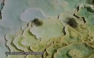 【航拍中国】世界级的钙华奇观：金色长龙盘旋在群山之间