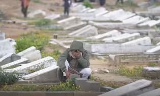 加沙老人到墓地过开斋节：孙辈以前登门拜望，今后我到墓地看他们