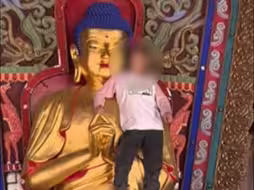 女子寺庙内站佛像上，大喊“哪来的我”，景区：已被警方带走
