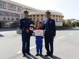 近日，云南香格里拉一商贸街突发火灾。小学生吴纯圆看到居民楼里飘出浓烟，立即拨打119，并引导消防员及时到场施救。