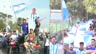 现场：孟加拉国球迷们拉巨幅蓝白旗帜游行 呼喊助威阿根廷足球队
