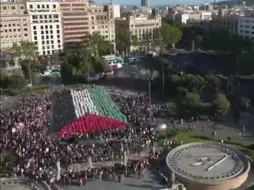 西班牙巴塞罗那爆发抗议！群众拼出巴勒斯坦巨大国旗，在警报声中不断高喊：抵制以色列！解放巴勒斯坦！