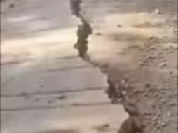 云南一村庄地面莫名开裂 百余村民深夜紧急转移 当地实行交通管制