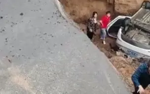 新密暴雨一路面突然塌陷 过路车辆坠入深坑