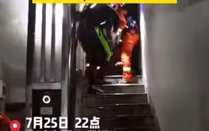 孕妇临产，救援队帮助紧急转移
