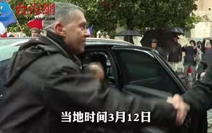 法国总统候选人遭鸡蛋袭击 满头蛋花狼狈离场