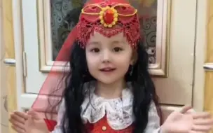 可爱！新疆女孩跳舞又美又萌！近日，一名新疆小女孩在练习民族舞蹈，甜美的表情配上萌萌的动作，十分可爱！（人民日报）#新疆舞 #迪丽热巴 #舞蹈