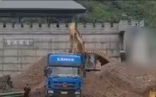 突发泥石流！四川雅康高速公路断道 目前半幅已抢通 抢修画面曝光