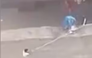 千钧一发！男子被洪水冲走 热心市民及时扔绳子 齐心协力将男子救回！