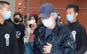 再同框却是在殡仪馆 ！周星驰现身达叔灵堂 送搭档最后一程