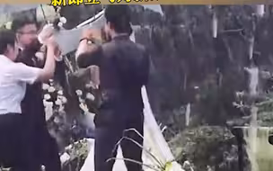 户外婚礼突遇暴雨新人雨中拥吻，新郎一个举动网友直呼：嫁对了