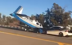 美国加州一飞机紧急迫降时撞上汽车 路人偶然拍下撞击瞬间