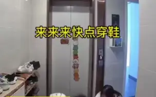 孩子深受爷爷奶奶养生教导，夏天也要穿长裤